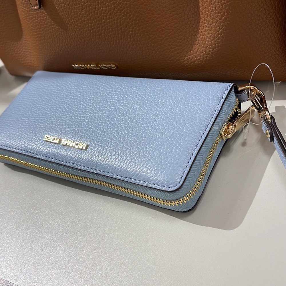 Michael Kors Jet Set Travel Large Travel CONTINENTAL 
Pale Blue - Picture 8 of 16